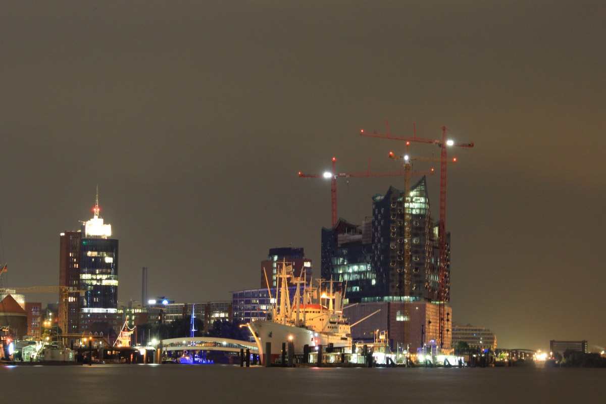 Blick auf das nchtliche Hamburg, mit der im Bau befindlichen Elbphilharmonie. Aufgenommen am 31. Juli 2013.