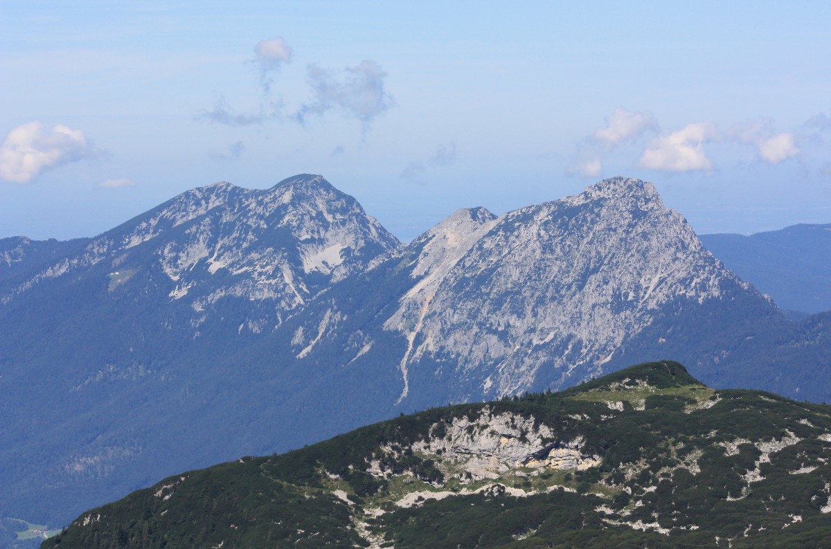 Blick vom Gipfel des Berchtesgadener Hochthron auf Hochstaufen und Zwiesel am 8. August 2014.