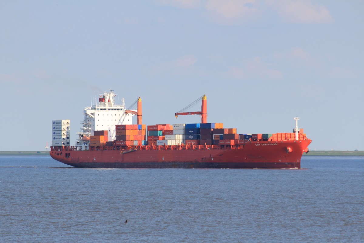 Das Containerschiff  Cap Trafalgar  am 1. August 2013 auf der Elbe bei Brunsbüttel.