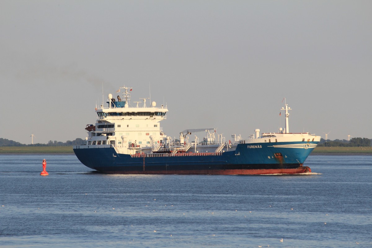 Das Öl/Chemietankschiff  Furenäs  wartet auf der Elbe am 1. August 2013 auf die Einfahrt in den Nord-Ostsee-Kanal.