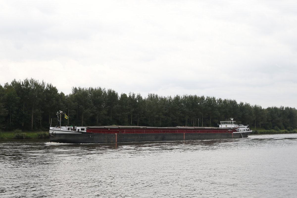 Die 1930 gebaute  ALASCO  am 15. August 2017 bei Hochdonn auf dem Nord-Ostsee-Kanal.