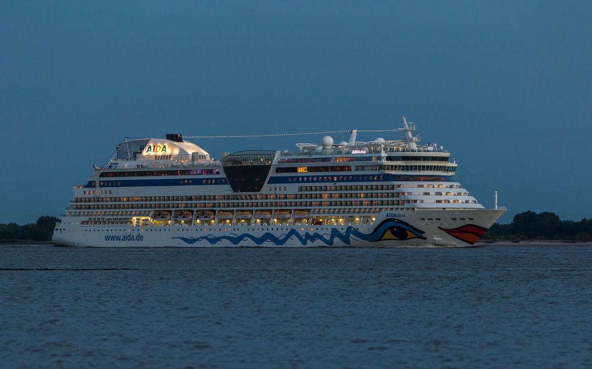 Die  AIDA DIVA  auf der Fahrt in Richtung Nordsee am 1. September 2016 bei Kollmar.
