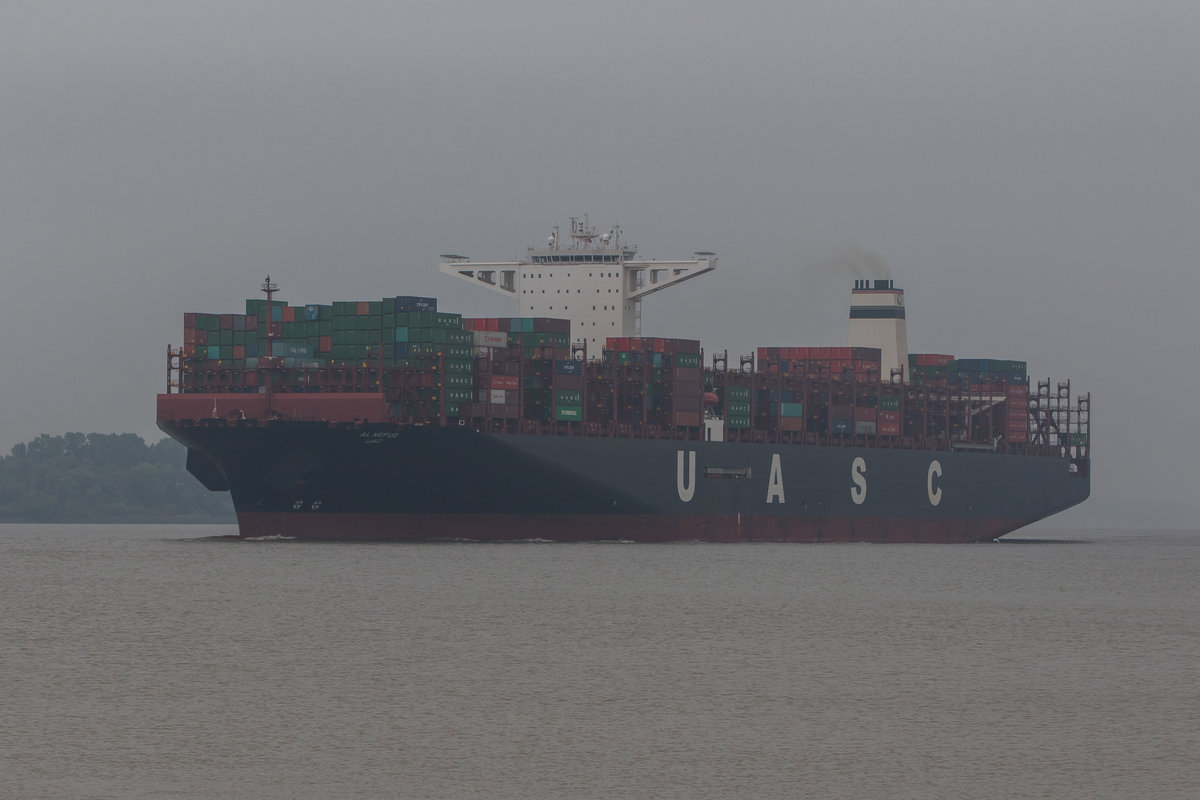 Die  Al Nefud  mit 400 Metern eines der grten Containerschiffe derzeit. Aufgenommen am 3. September 2016 von Hamburg kommend bei Lhe an der Elbe.