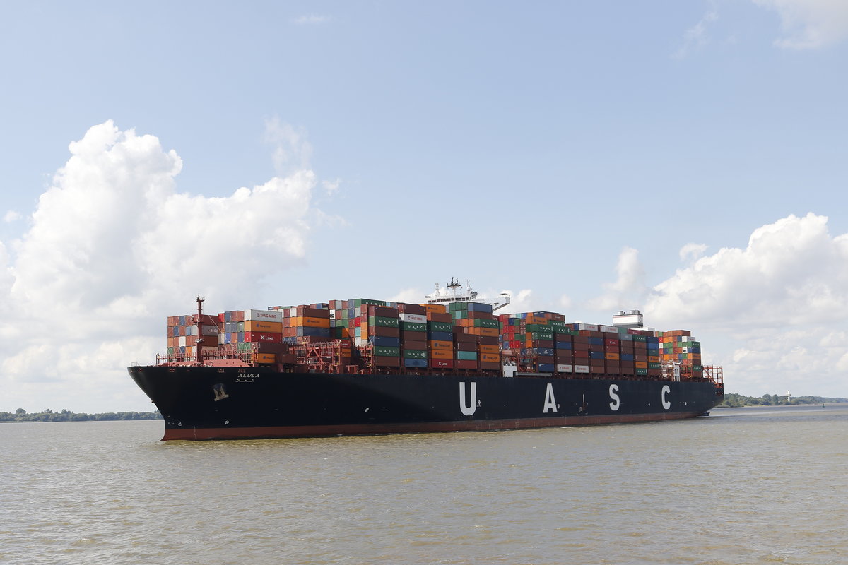 Die  ALULA  kann mit 13.00 Containern beladen werden. Aufgenommen am 16. August 2017 auf der Elbe bei Blankenese.
