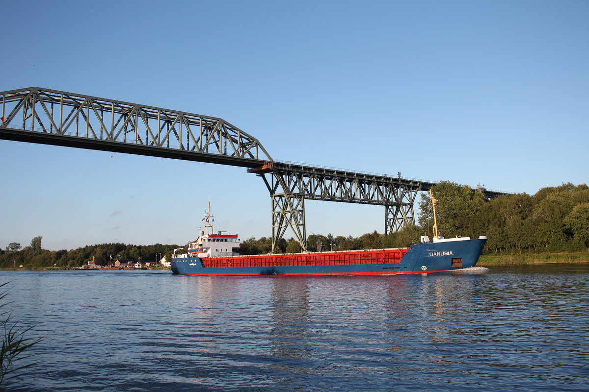 Die  DANUBIA  durchfhrt am 30. August 2016 die Hochbrcke ber den  Nord-Ostsee-Kanal  bei Hochdonn.