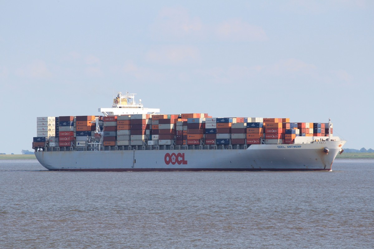 Die  OOCL ANTWERP  ist am 1. August 2013 auf dem Weg von Hamburg in die Nordsee.