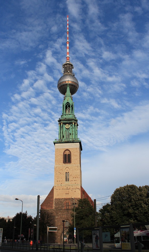 Einmal ein etwas anderer Blick auf den Ost-Berliner Fernsehturm. Im Vordergrund die St. Marien-Kirche.