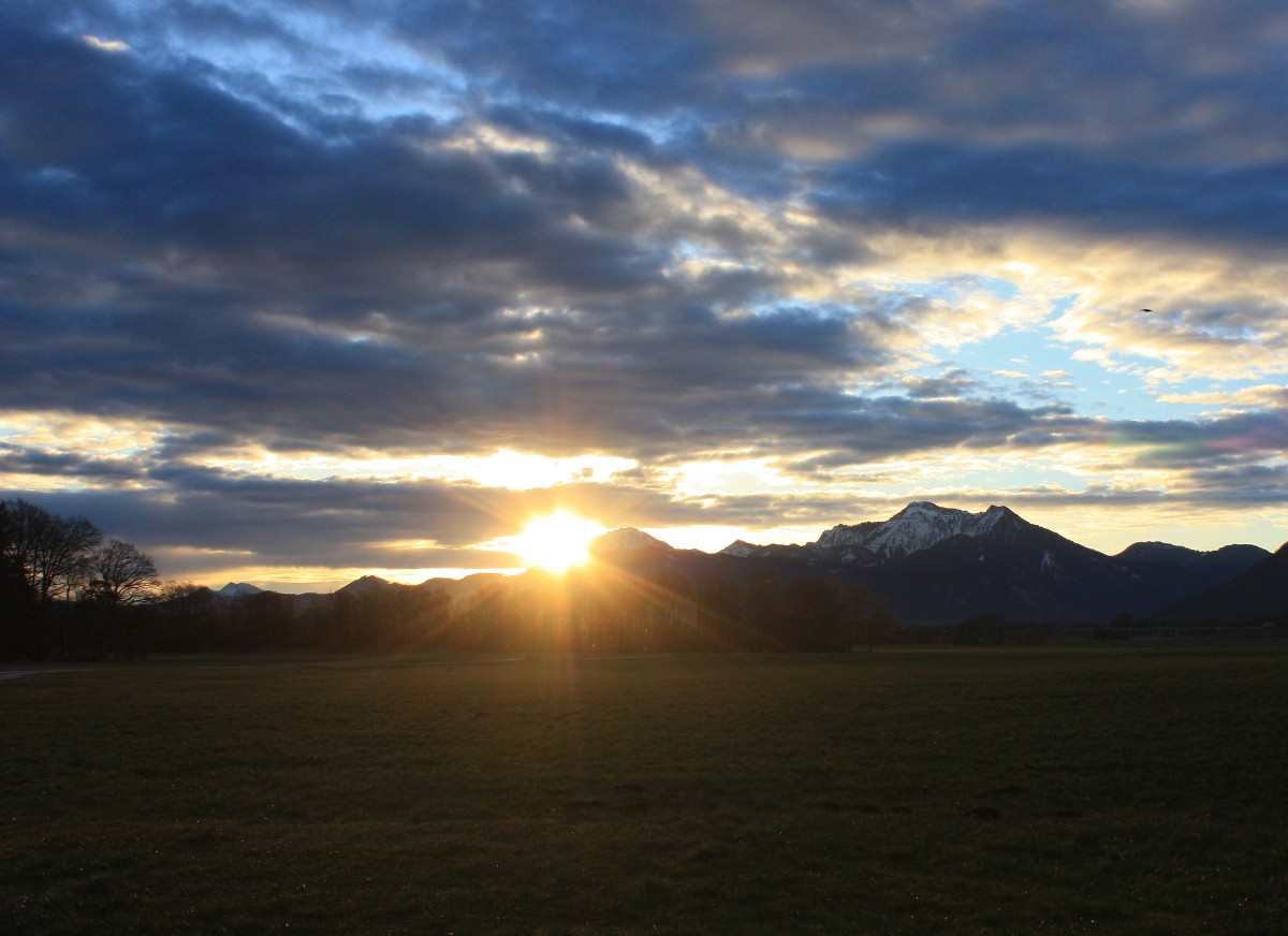 Sonnenaufgang am 13. Februar 2014 mit Hochfelln und Hochgern. Aufgenommen in Weisham bei Bernau.