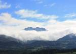 Berge/312170/der-gipfel-der-kampenwand-schaut-aus Der Gipfel der Kampenwand schaut aus den Wolken hervor. Aufgenommen am 11. Oktober 2013.