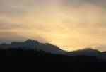 Berge/316480/die-kampenwand-im-licht-der-untergehenden Die Kampenwand im Licht der untergehenden Sonne am 12. Janaur 2014. Aufgenommen von Übersee am Chiemsee.