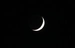 Mondsichel über Grassau am 9. Mai 2016.