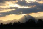 Von den ersten Sonnenstrahlen gehllt ist am 30. Oktober 2014 der Gipfel des Hochfellns. Aufgenommen von Bernau am Chiemsee aus.