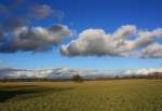 Tief hngende Wolken ziehen am 10. Januar 2014 ber das Harrasser Moos in Richtung Chiemsee.