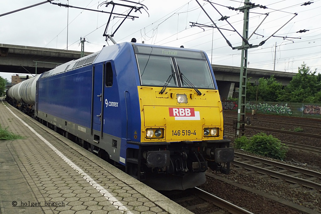 146 519 wartete mit einen tankzug auf gr�nes licht im bhf harburg am 13.06.13