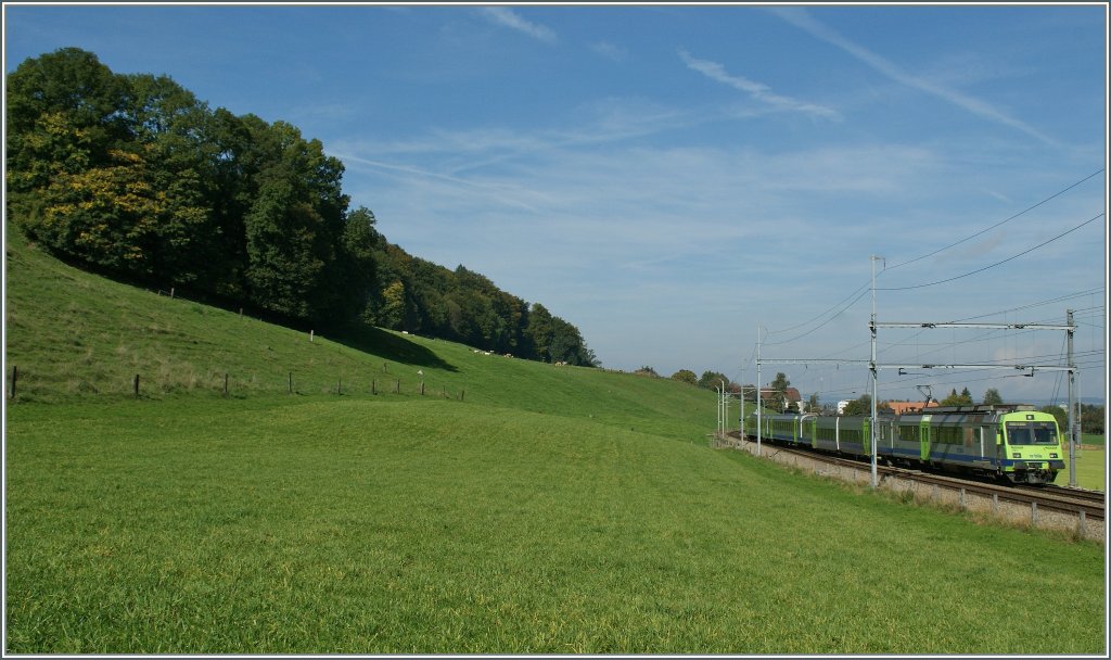 Ein BLS S-Bahnzug bei Kehrsatz. 
05. Okt. 2012