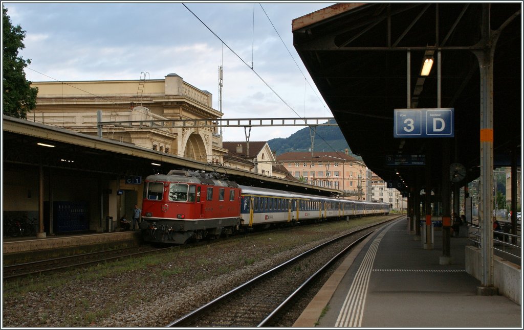 Eine SBB Re 4/4 II als Schublok eines aus EW I/II bestehenden RE. 
 3. Aug. 2012