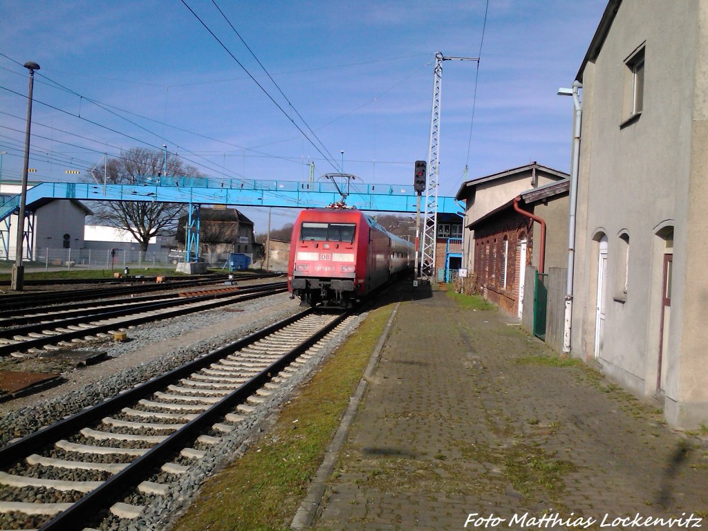 IC mit 101 069-- mit Ziel Ostseebad Bint bei der Ausfahrt aus Bergen auf R�gen am 19.4.13
