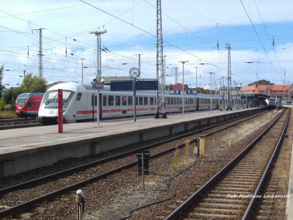 InterCity (IC) 2289 nach HH-Altona (Gezogen von 101 109) & UBB GTW 2/6 mit ziel Swinem�nde Centrum (PL) im Bahnhof Stralsund Hbf am 13.8.13