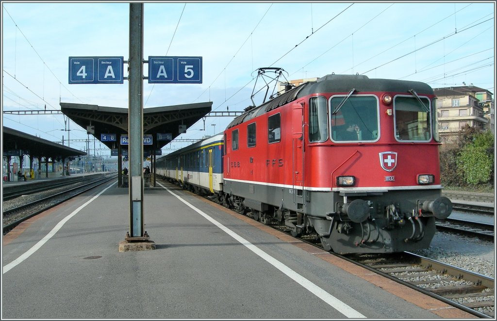 SBB Re 4/4 II 11132 mit einem RE von Gen�ve nach Lausanne in Renens VD. 
26.01.2011