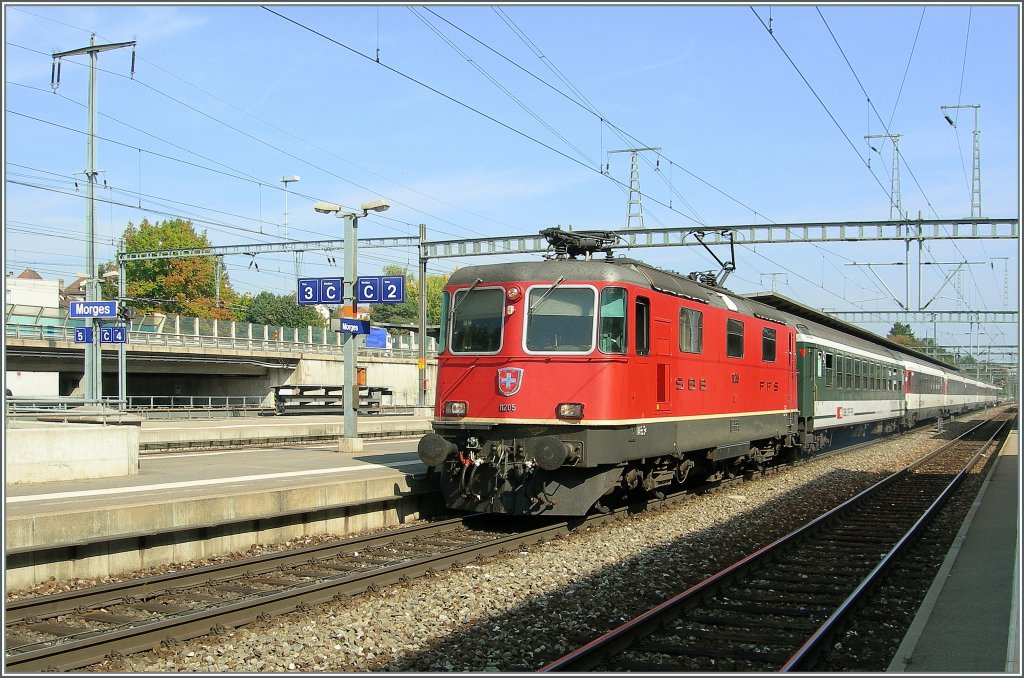 SBB Re 4/4 II 11205 mit einem IR von Brig nach Gen�ve in Morges.
27.09.2011