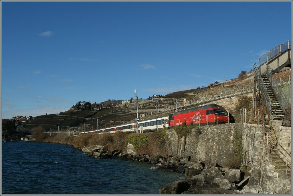 SBB Re 460 mit einem IR nach Brig bei Rivaz.
3. Jan. 2013