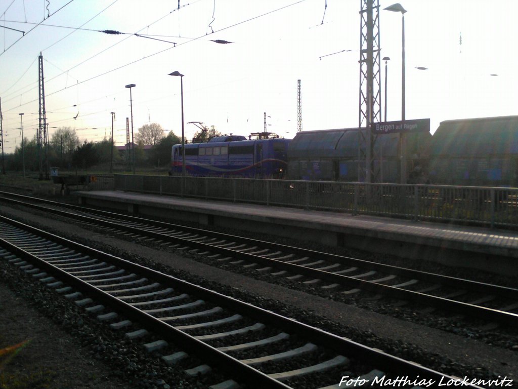 SRI 151 170 mit der 2 G�terzugh�lfte bei der Einfahrt in Bergen auf R�gen am 8.5.13