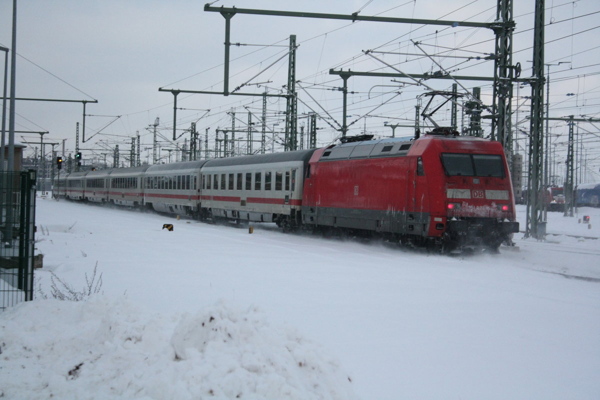 101 035 verl�sst den Bahnhof Halle/Saale Hbf in Richtung Magdeburg Hbf am 10.2.21