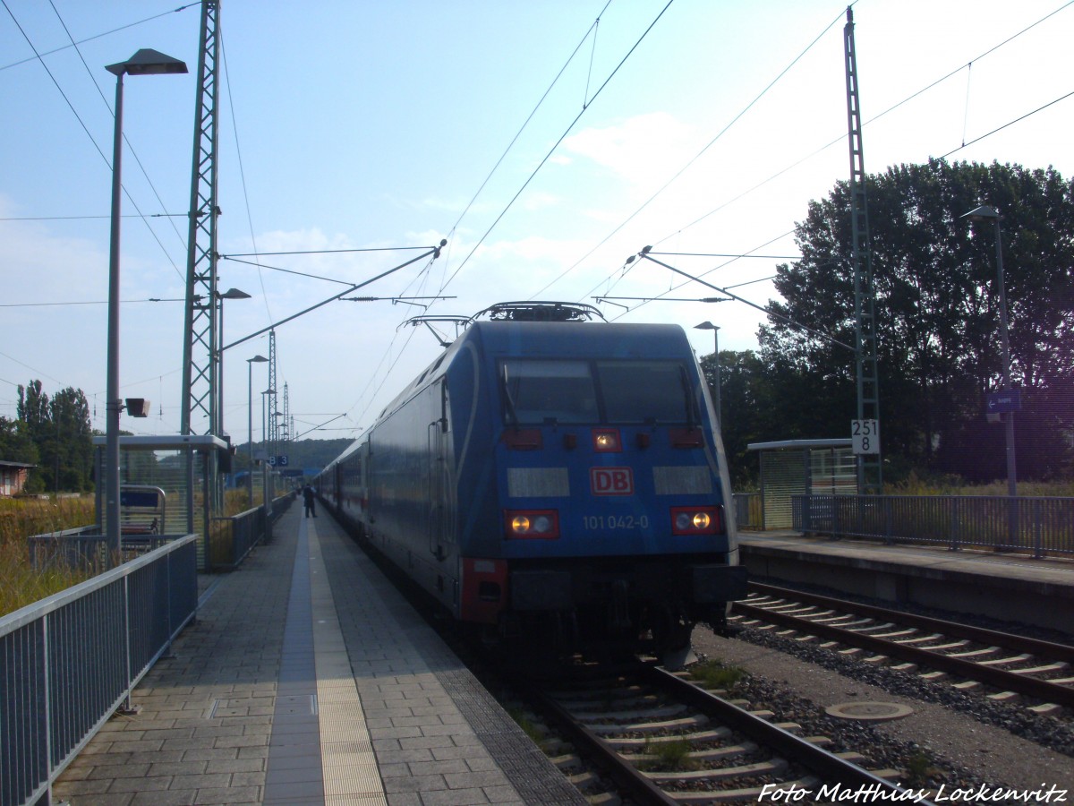 101 042-0 mit dem IC 2355 im Bahnhof Bergen auf R�gen am 26.7.14