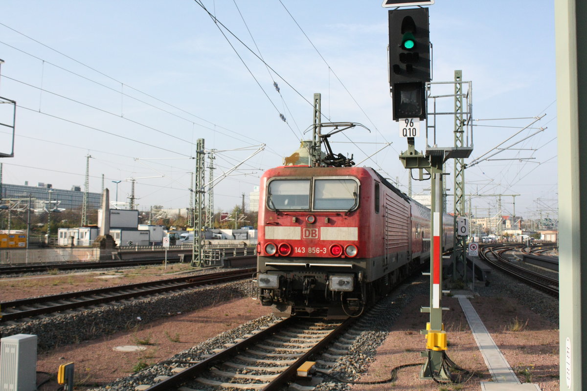 143 856 verl�sst als S9 mit ziel Eilenburg den Hauptbahnhof Halle/Saale am 24.10.19