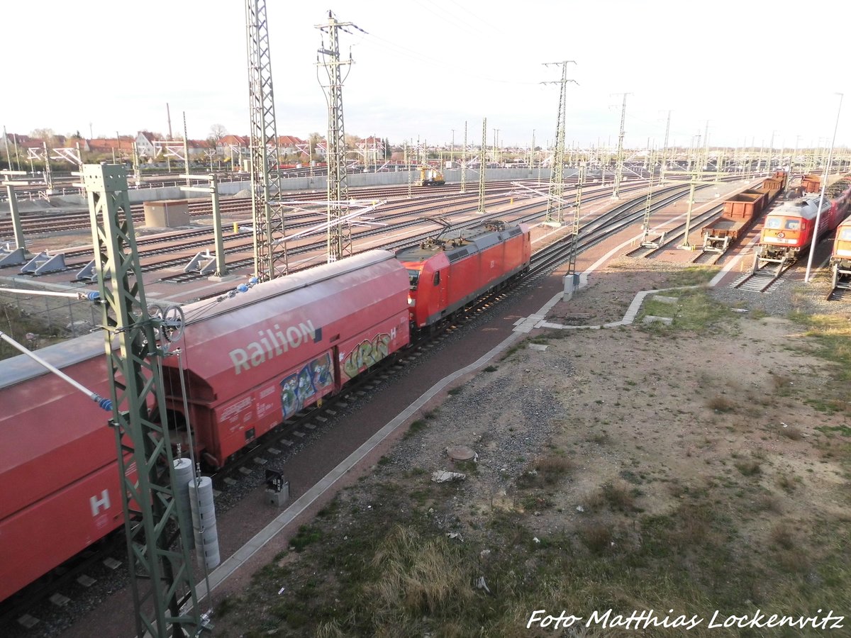 152 XXX mit einen G�terzug bei der durchfahrt in Halle (Saale) am 6.4.16