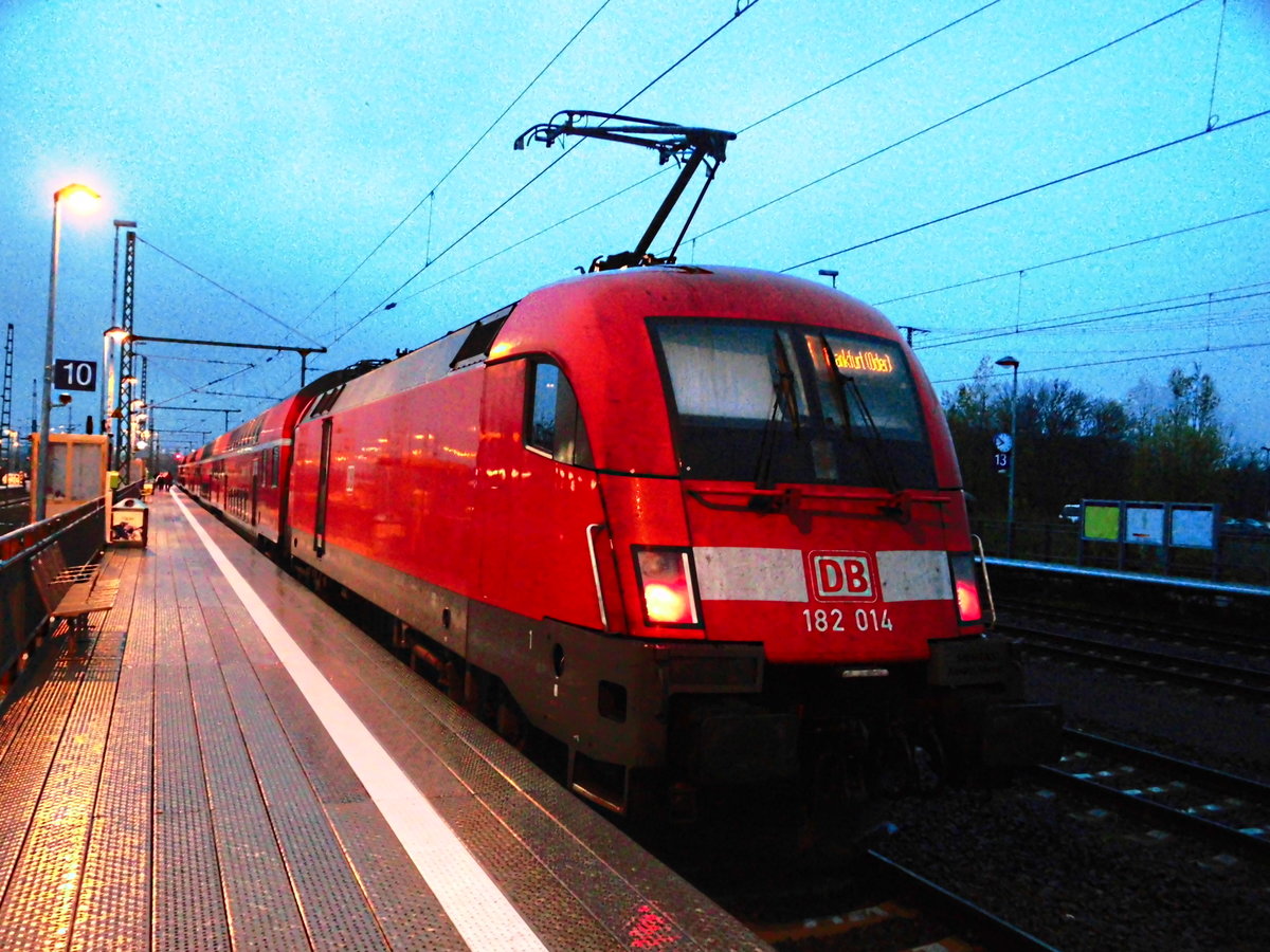 182 014 steht als RE1 mit ziel Frankfurt (Oder) im Magdeburger Hbf am 25.11.17