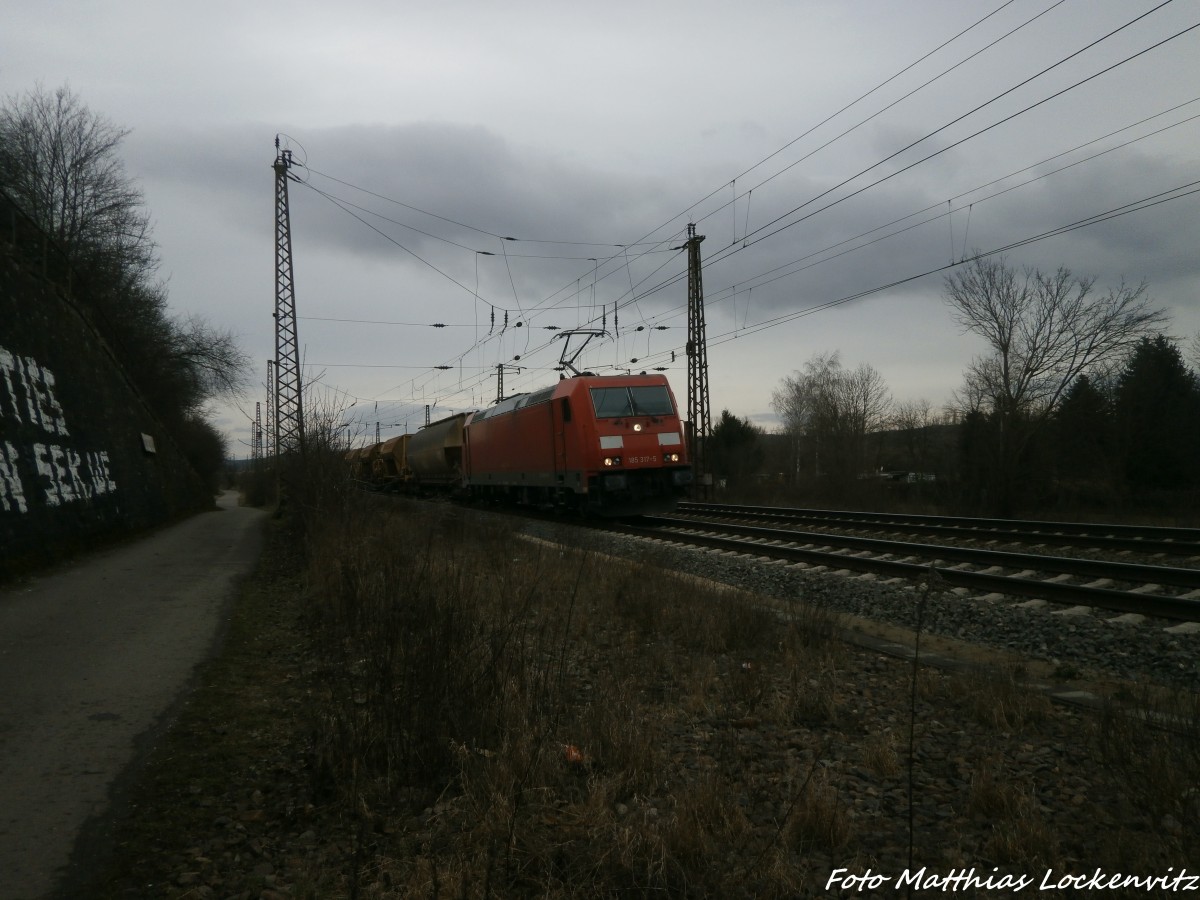 185 317-5 mit einem G�terzug in Naumburg (Saale) am 24.2.15