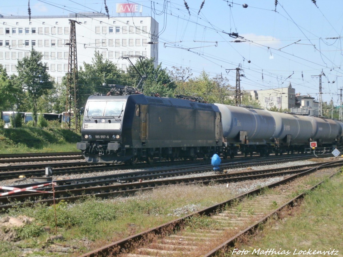 185 557 mit einem G�terzug kurz vor dem Hallenser Hbf am 15.5.15