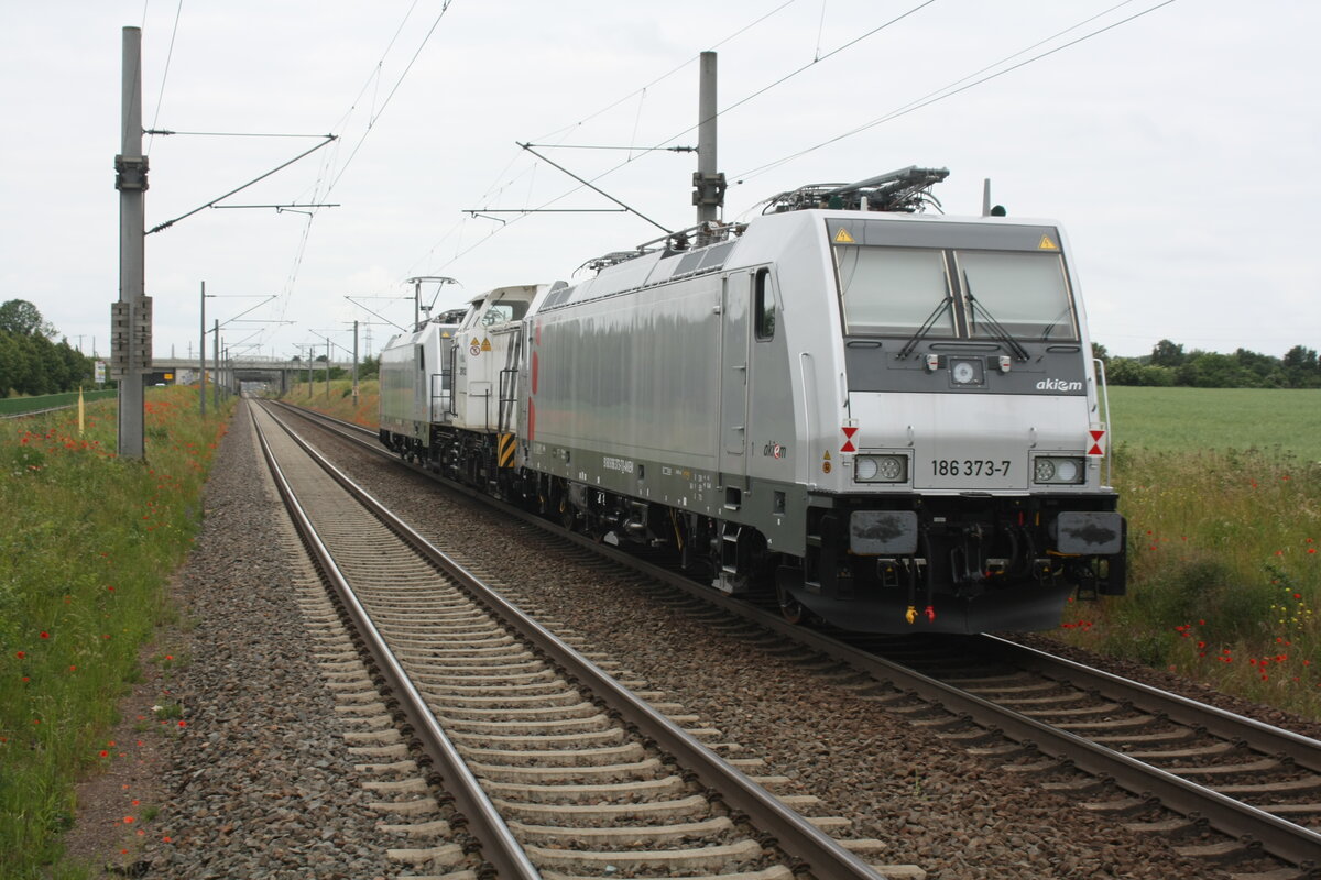 186 372 und 186 373 von akiem mit 203 915 von N1 Rail Services bei der Durchfahrt im Bahnhof Z�beritz am 13.6.21