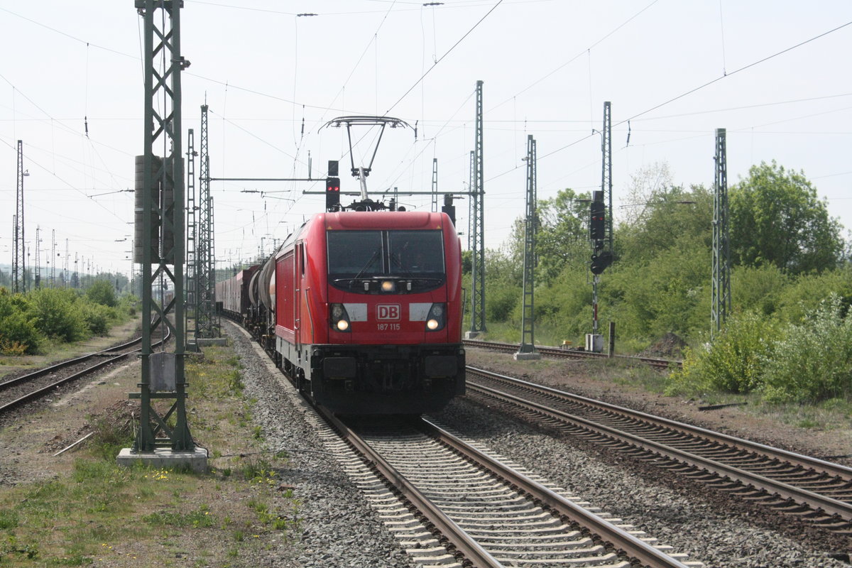 187 115 durchf�hrt mit einen G�terzug den Bahnhof Northeim(Han) am 8.5.20