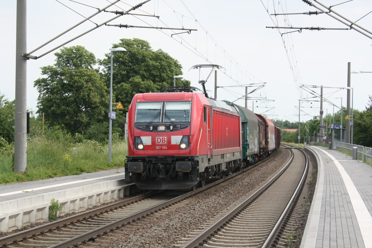 187 184 mit einem G�terzug bei der Durchfahrt in Z�beritz am 9.6.21