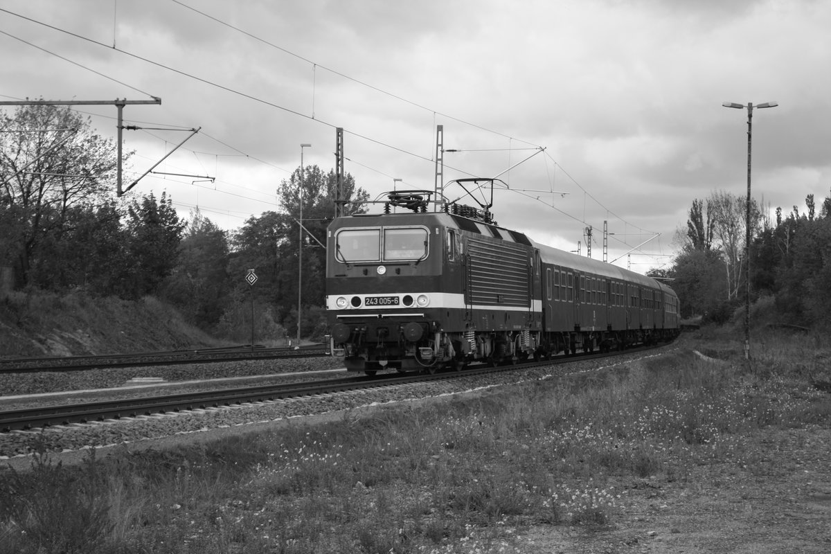 243 005 mit einen Sonderzug unterwegs nach Bad Schandau �ber Delitzsch, Leipzig, Dresden am 28.9.19