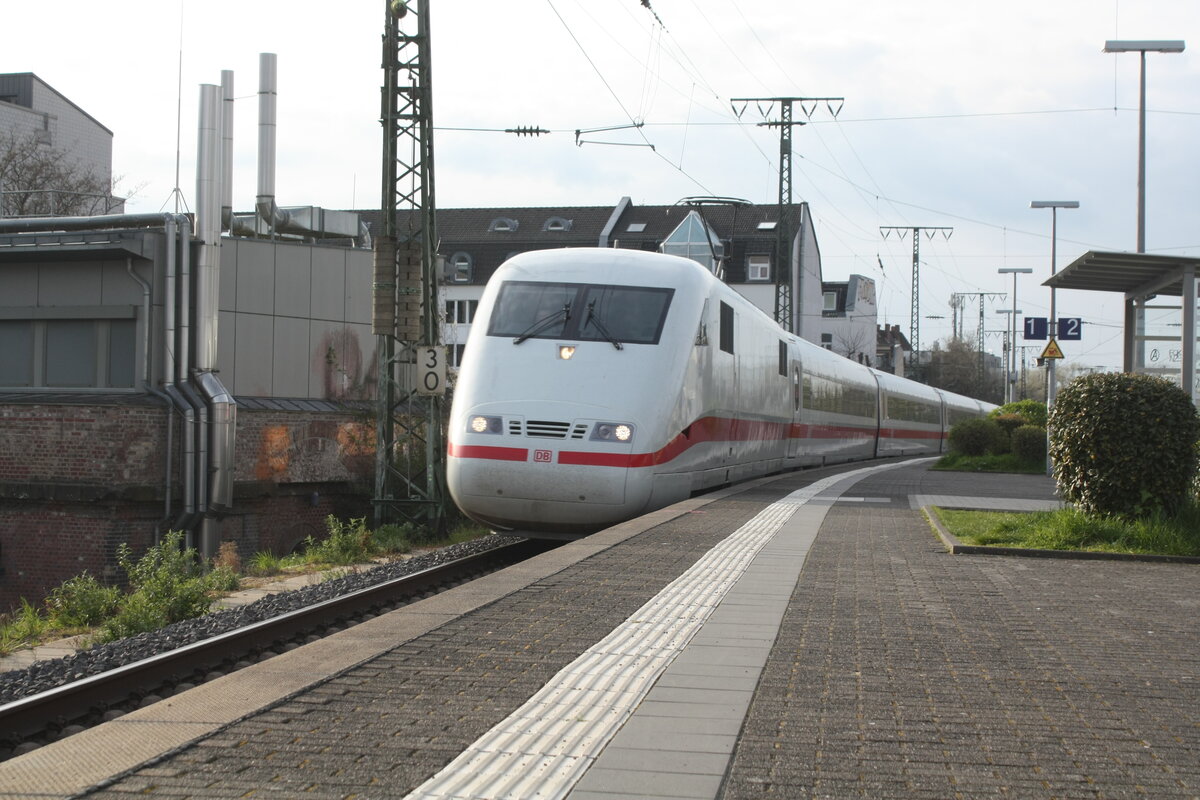 401 XXX bei der Durchfahrt im Bahnhof K�ln S�d am 2.4.22