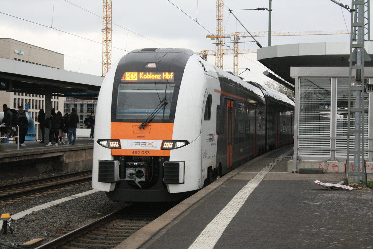 462 033 als RE5 mit Ziel Koblenz Hbf im Bahnhof K�ln Messe/Deutz am 2.4.22