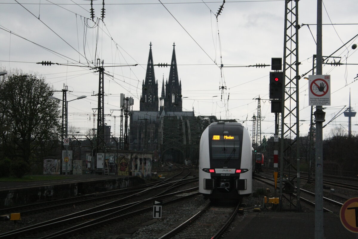 462 036 kurz hinter den Bahnhof K�ln Messe/Deutz unterwegs in Richtung K�ln Hbf am 2.4.22