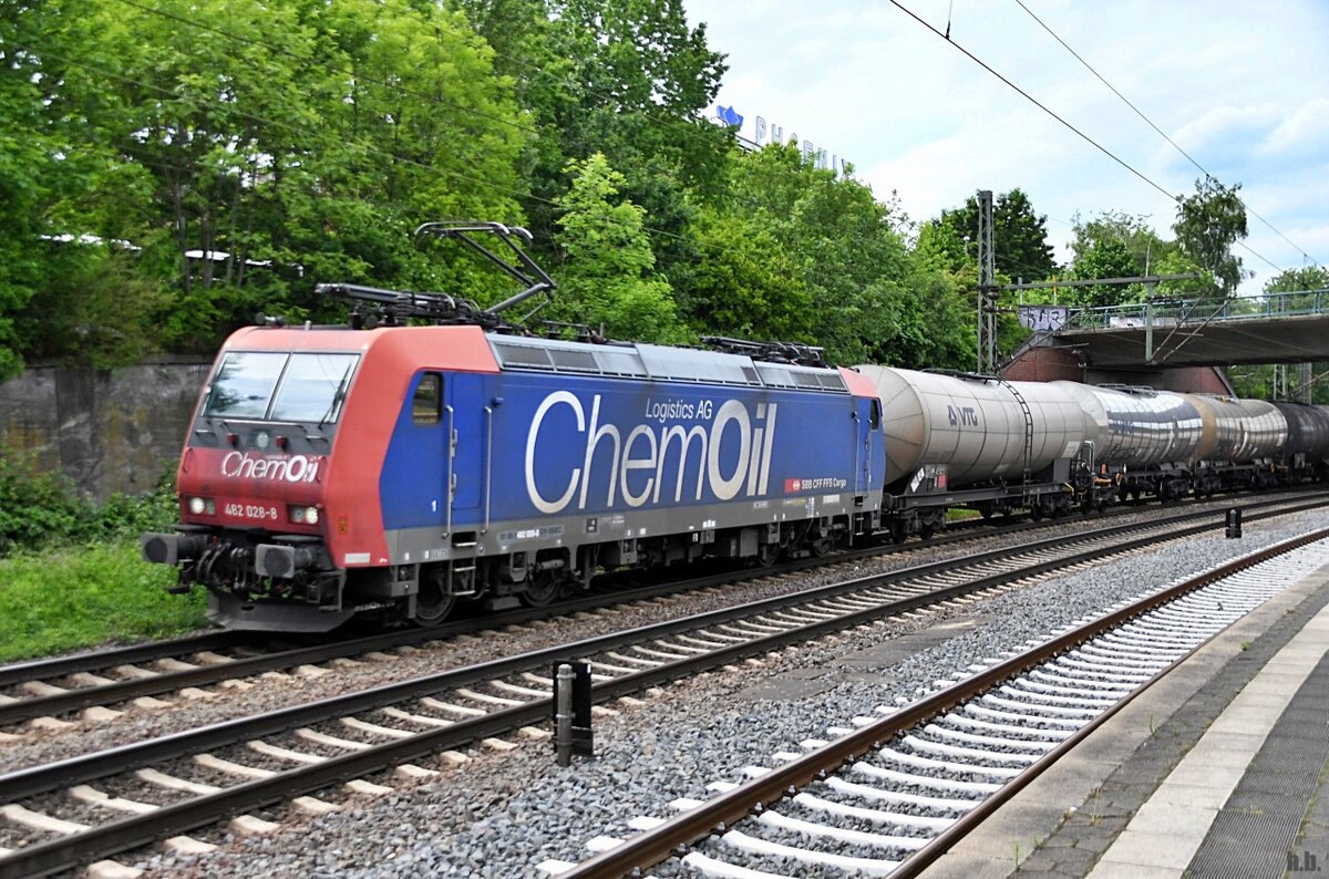 482 028-8 fuhr mit einen tanker durch hh-harburg,31.05.22