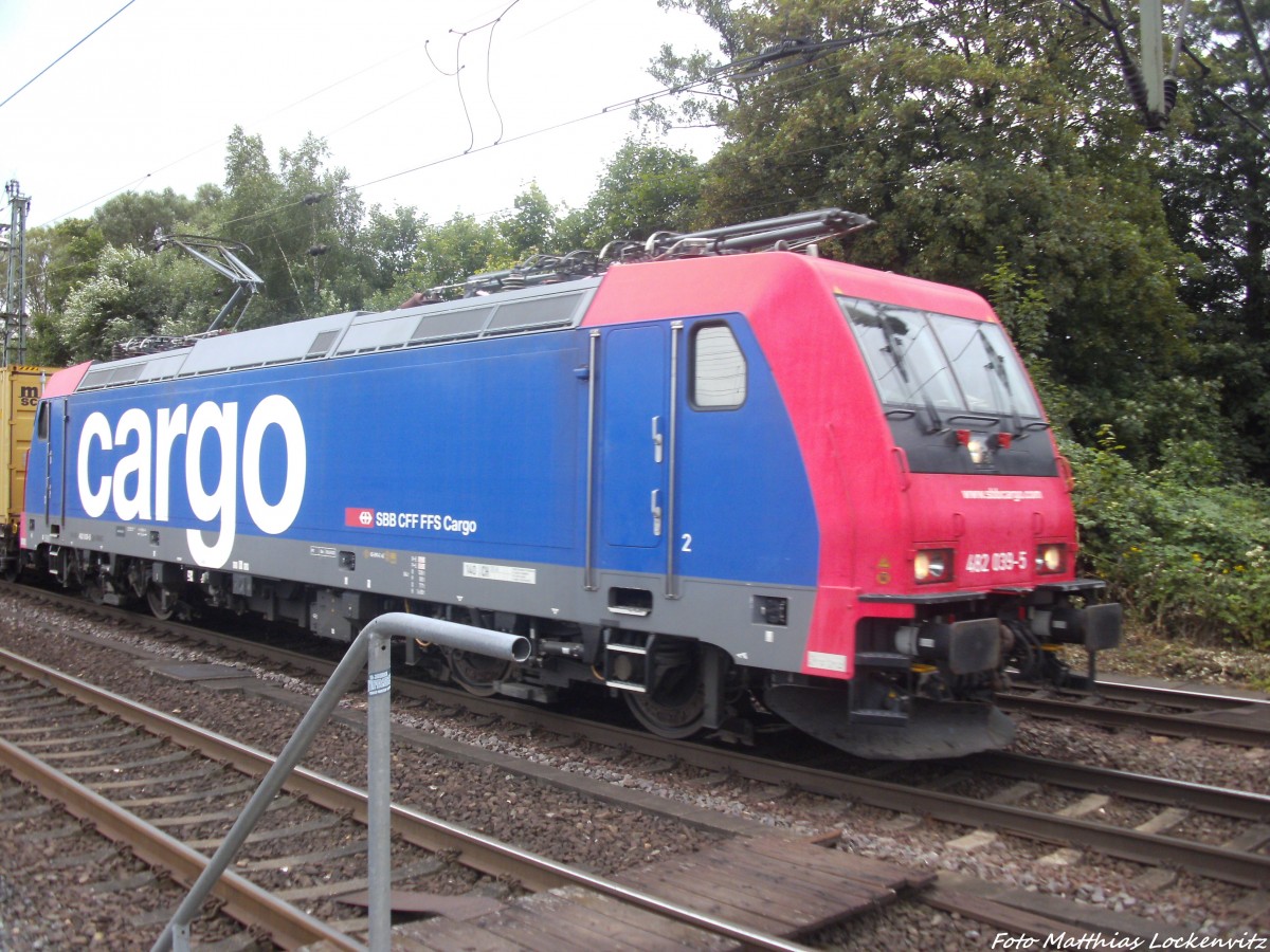 482 039-5 mit einem G�terzug bei der Durchfahrt in Hamburg Harburg am 31.8.13