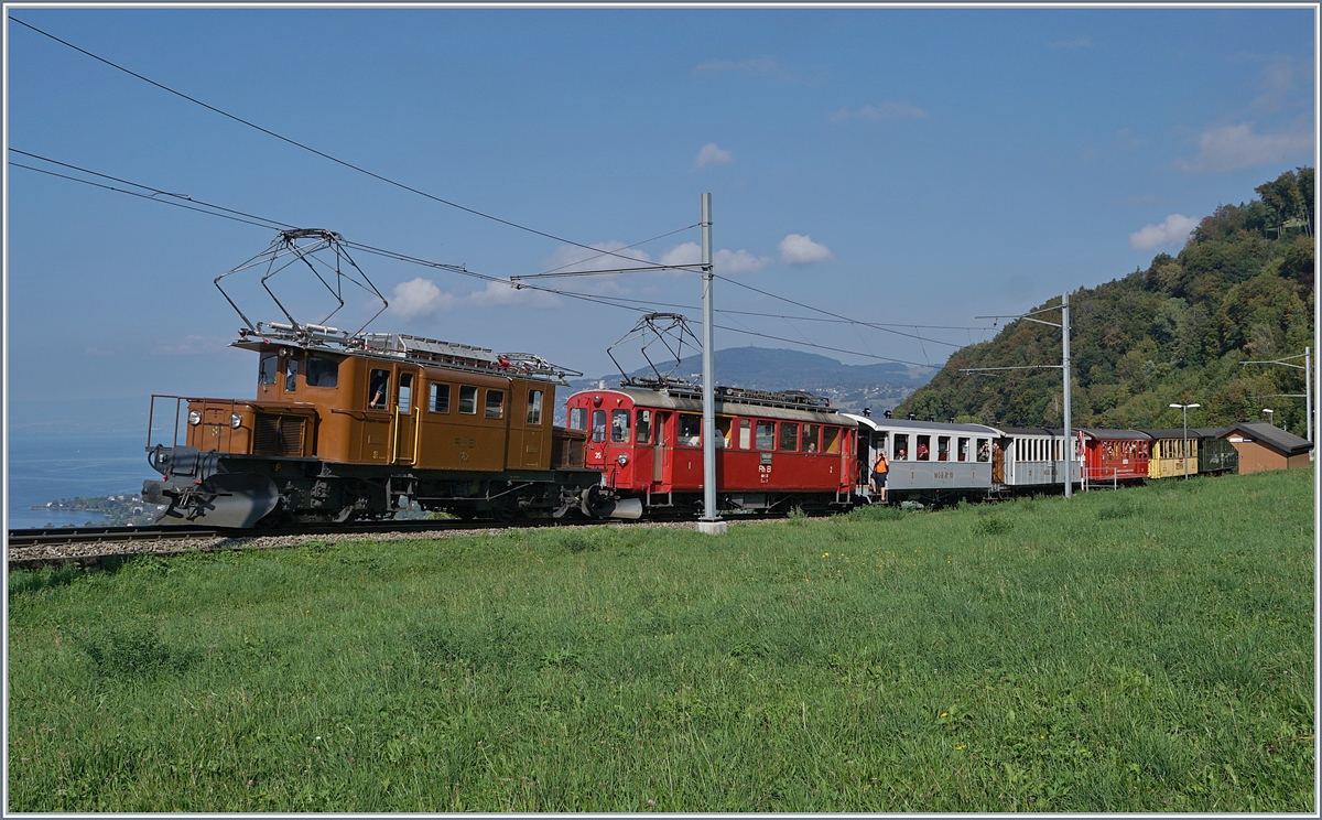 50 Jahre Blonay Chamby - Mega Bernina Festival: Das RhB Bernina Bahn Krokodil Ge 4/4 182 und der RhB ABe 4/4 35 mit ihrem Riviera Belle Epoque Zug bei Sonzier auf der Fahrt nach Chaulin.
15. Sept. 2018