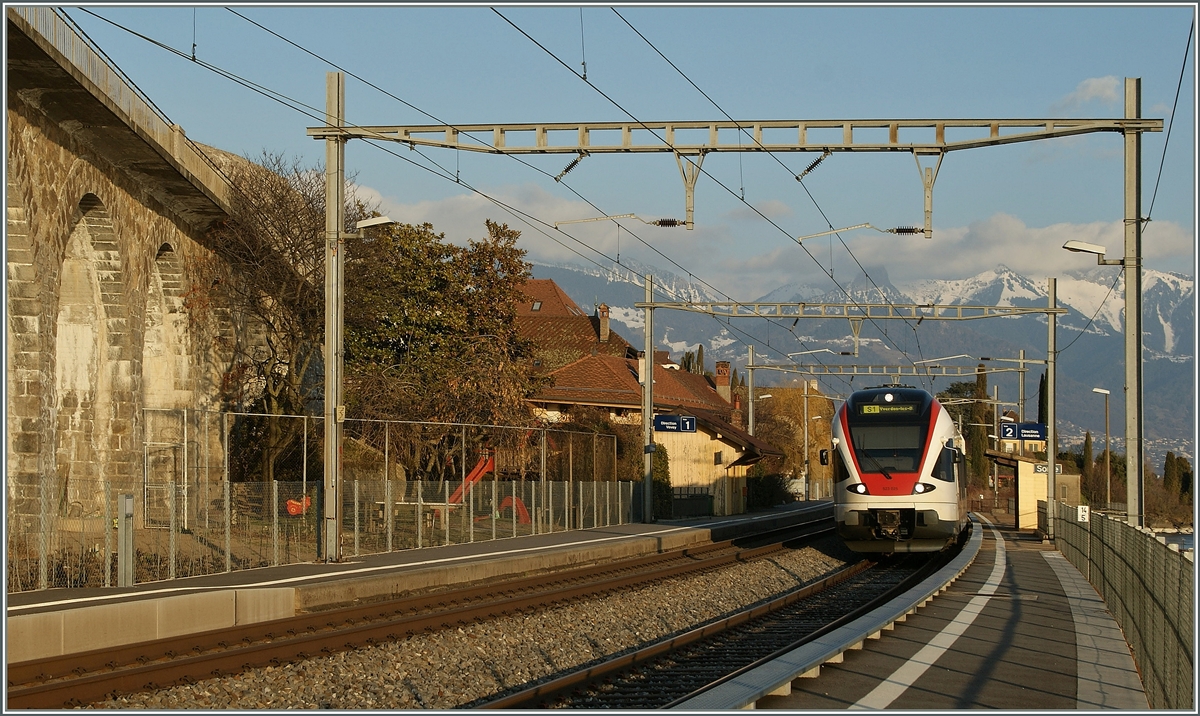 Abendstimmung im Haltepunkt St-Saphorin: Ein Flirt leg gerade einen kurzen Halt ein.
11. März 2012