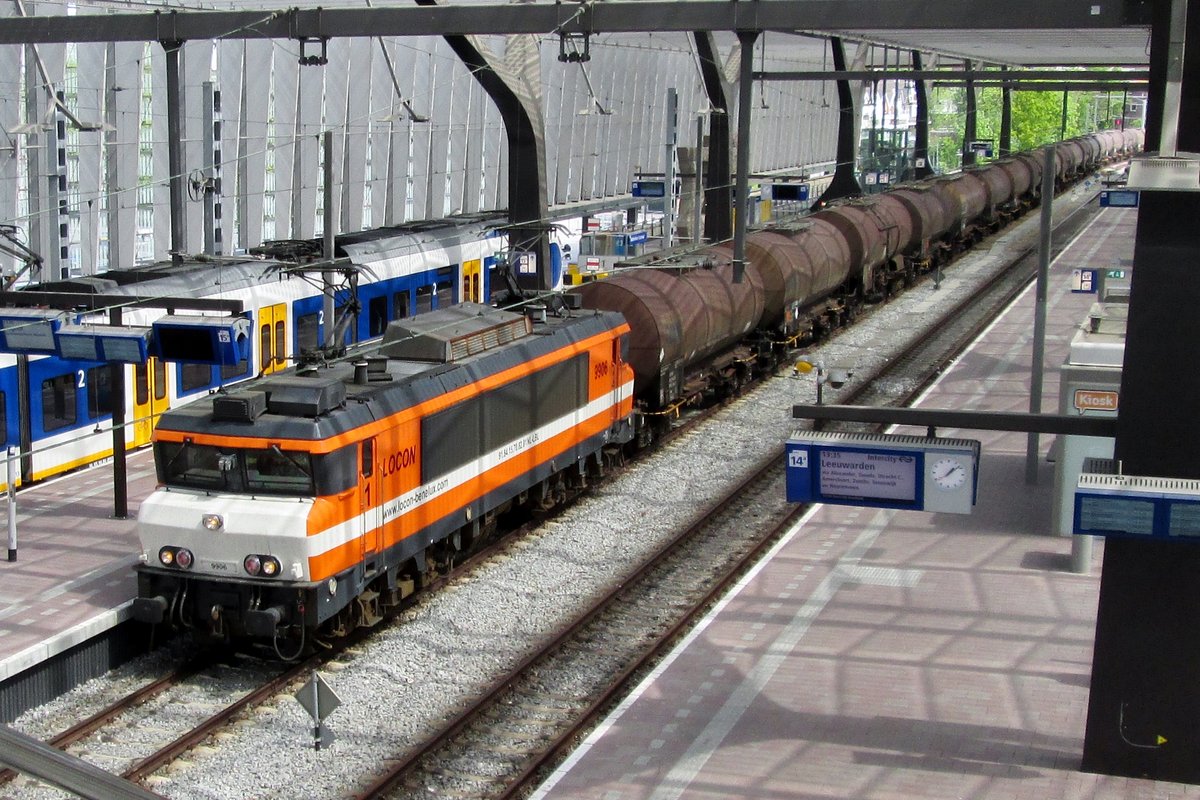 Am 14 Mai 2015 durchfahrt ein Kesselwagenzug mit LOCON 9906 Rotterdam Centraal.
