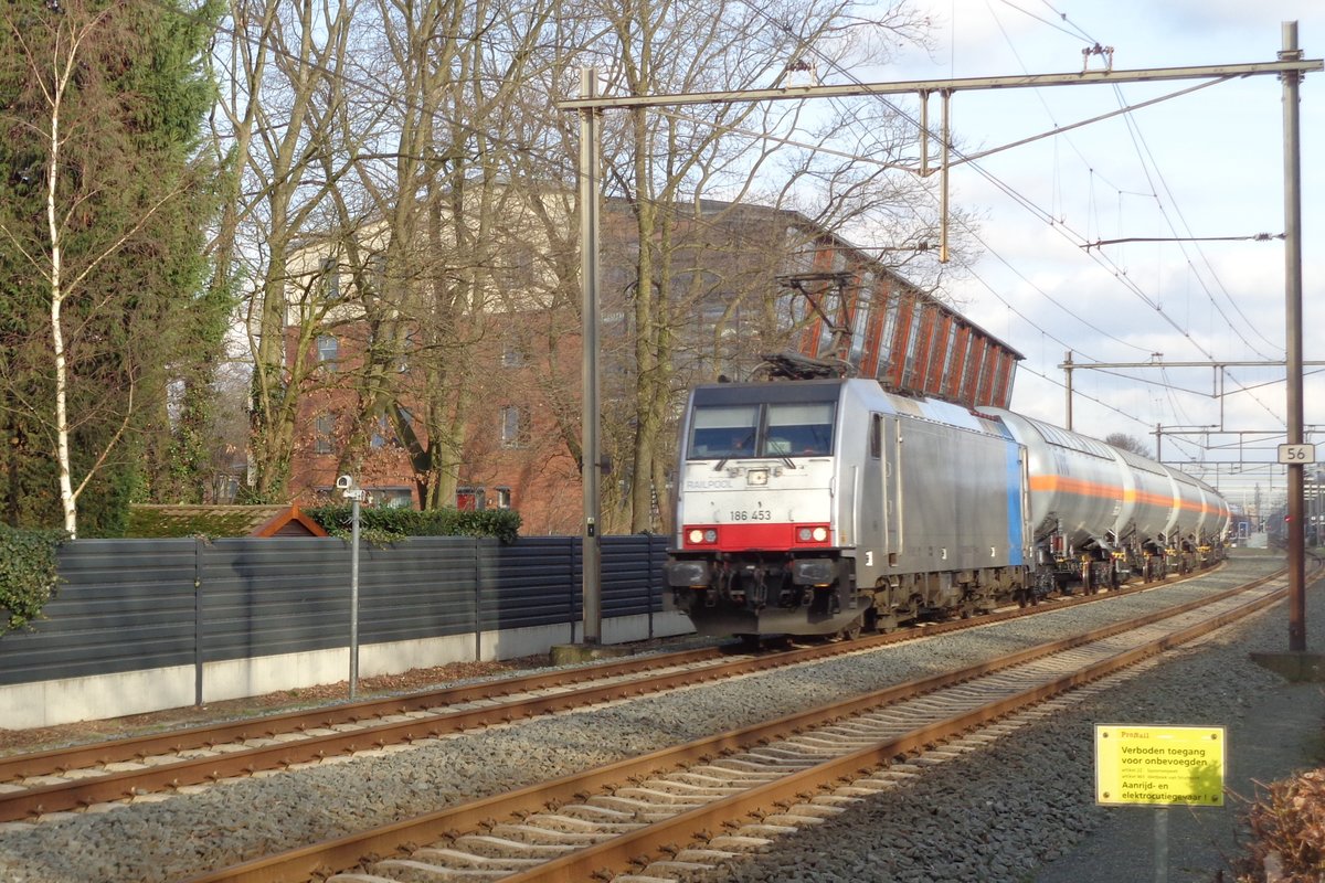 Am 29 J�nner 2019 durchfahrt Railpool 186 453 Wijchen. 