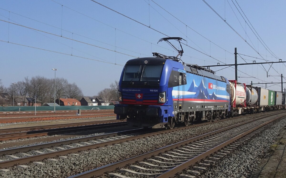 Am 5 März passiert SBBCI 193 520 mit der Busto-KLV Blerick auf den Weg nach Kijfhoek.