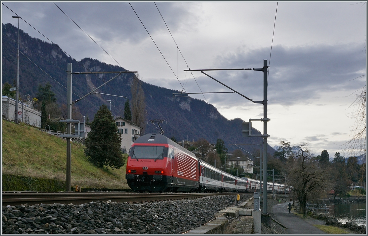 Am Schluss eines Doppelstockzuges mit Modull schiebt noch eine SBB Re 460 nach. Wochbei diese Leistung wohl umlaufbedingt ist, da die Rhonetalbhan bis Brig keine grösseren Steigungne aufweisst.

Bei Villeneuve, den 23. Dez. 2020
