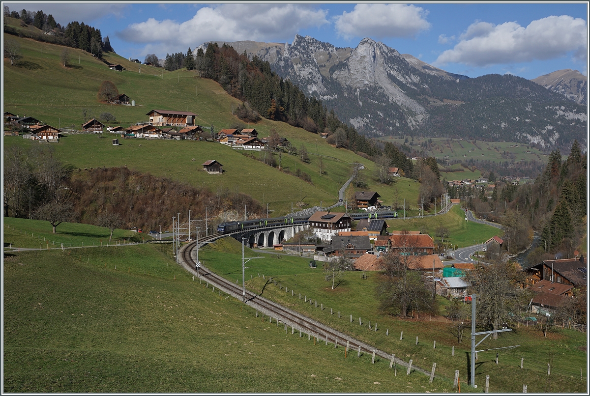 An der gleichen Stelle bei Garstatt ist eine BLS Re 465 mit ihrem RE unterwegs. 

9. Nov. 2020 