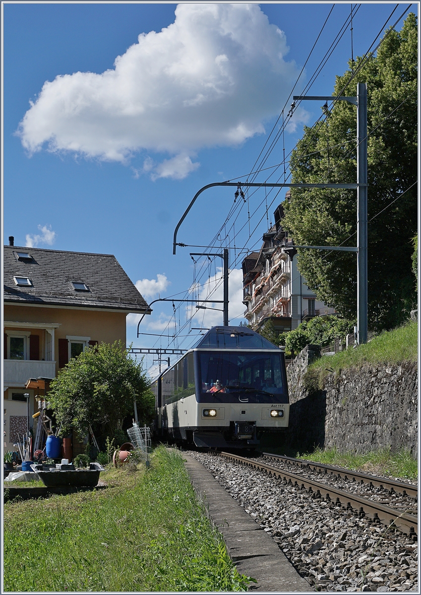 Auch der schon etwas älter MOB Ast 117 wurde neu gestaltet und zeigt sich in Chamby an der Spitze eines nach Montreux ausfahrenden Zuges.

21. Juni 2020
